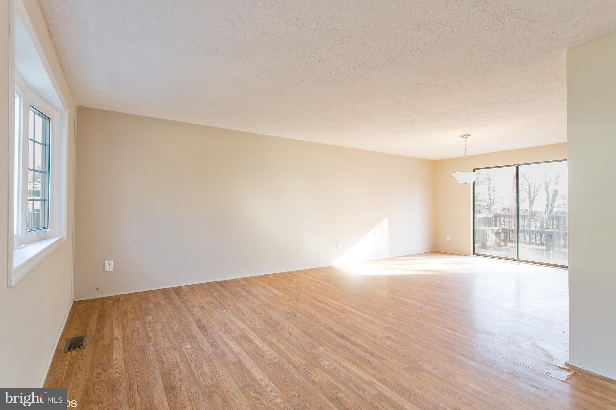 7313 Inwood Avenue Baltimore, MD 21228 - Photo 5 of 27 Living Room
