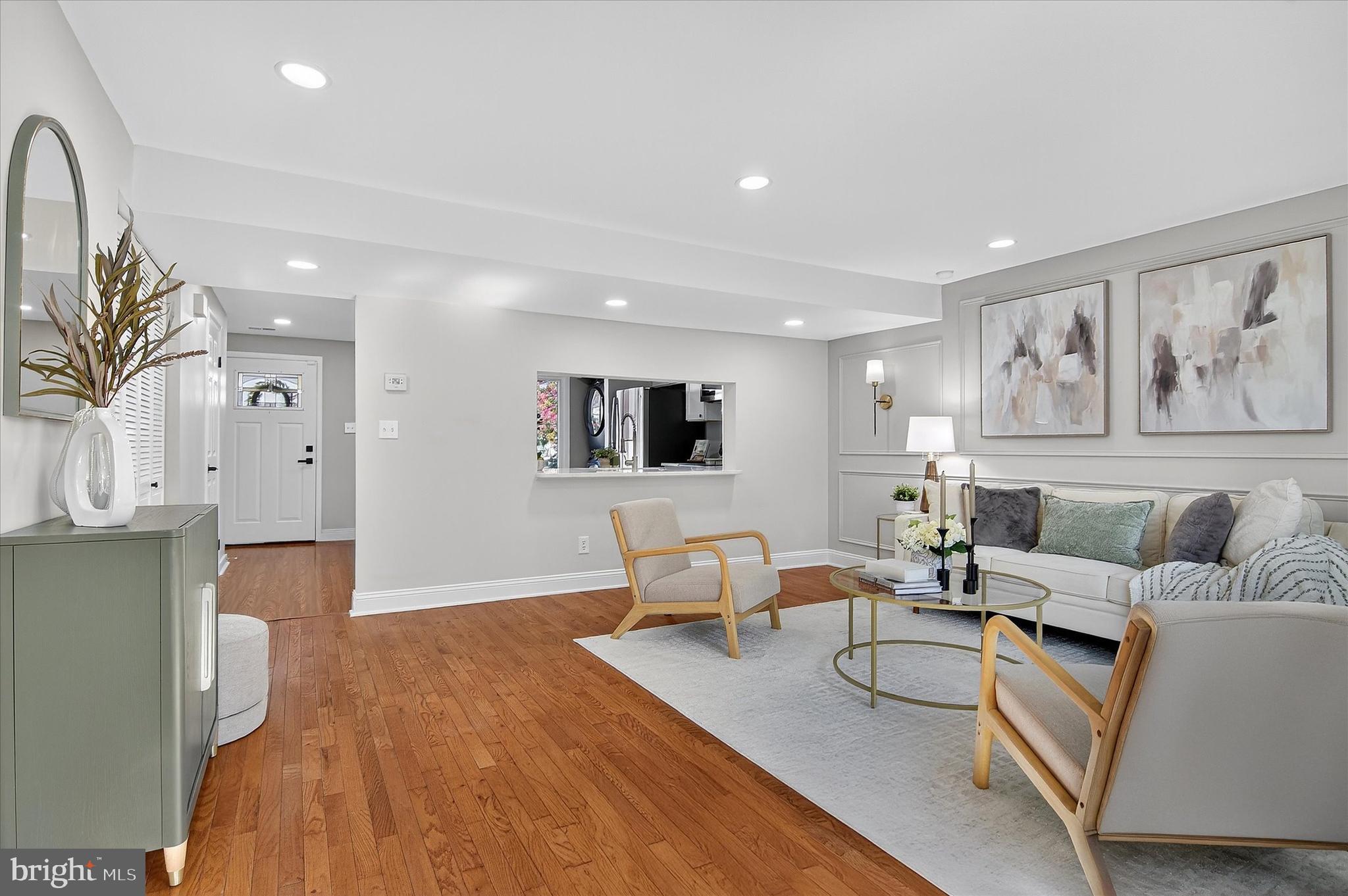 3681 Masthead Trail Triangle, VA 22172 - Photo 13 of 40 a living room with furniture and wooden floor