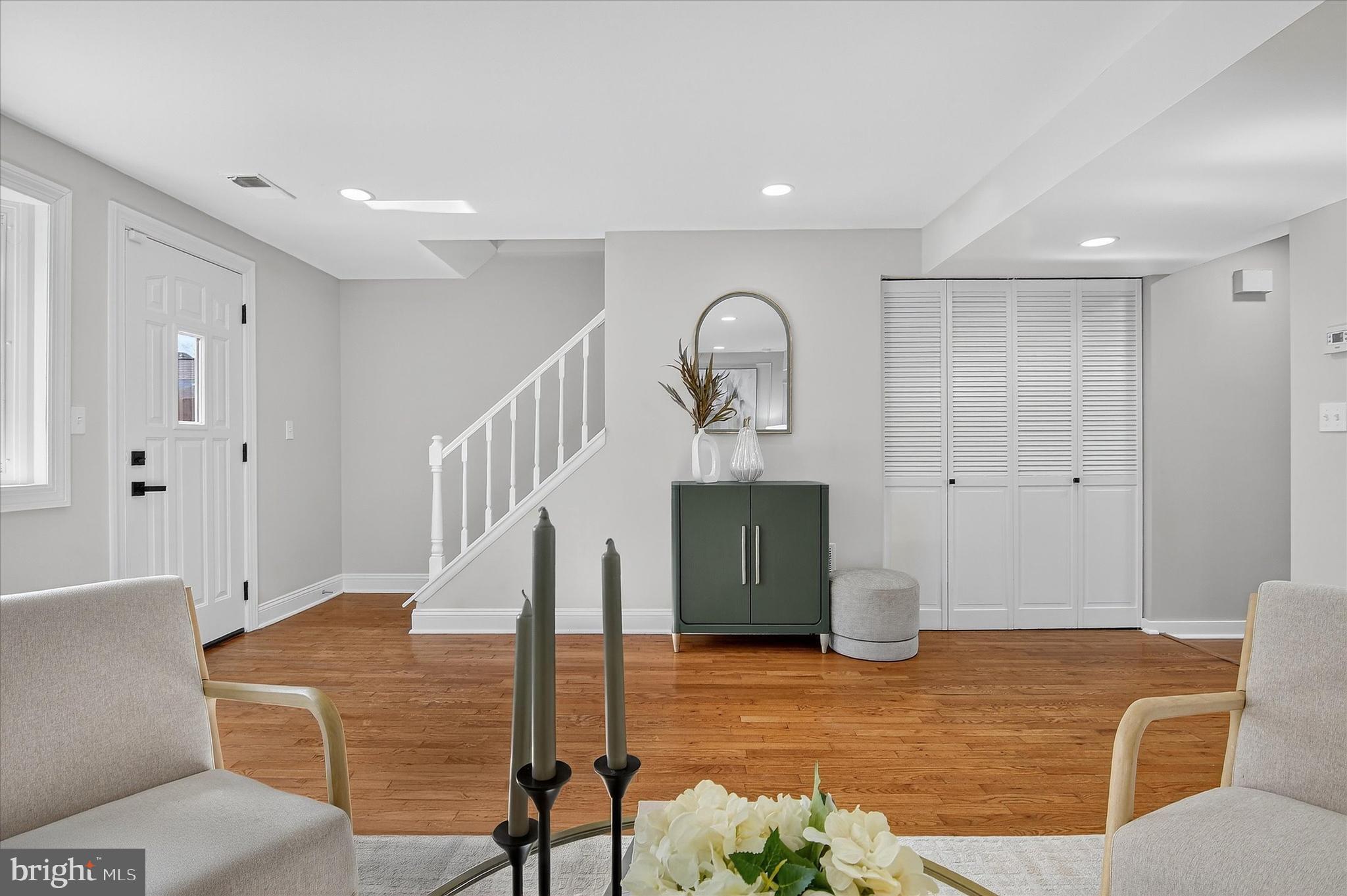 3681 Masthead Trail Triangle, VA 22172 - Photo 14 of 40 a living room with furniture