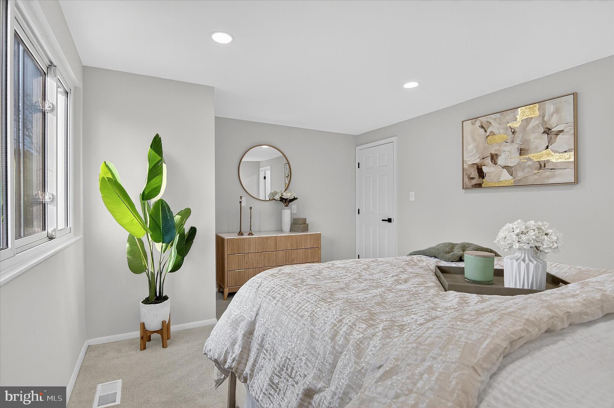 3681 Masthead Trail Triangle, VA 22172 - Photo 20 of 40 a bedroom with a bed and painting on the wall