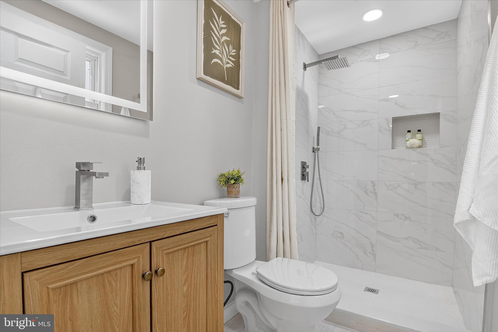 3681 Masthead Trail Triangle, VA 22172 - Photo 23 of 40 a bathroom with a sink a toilet and shower