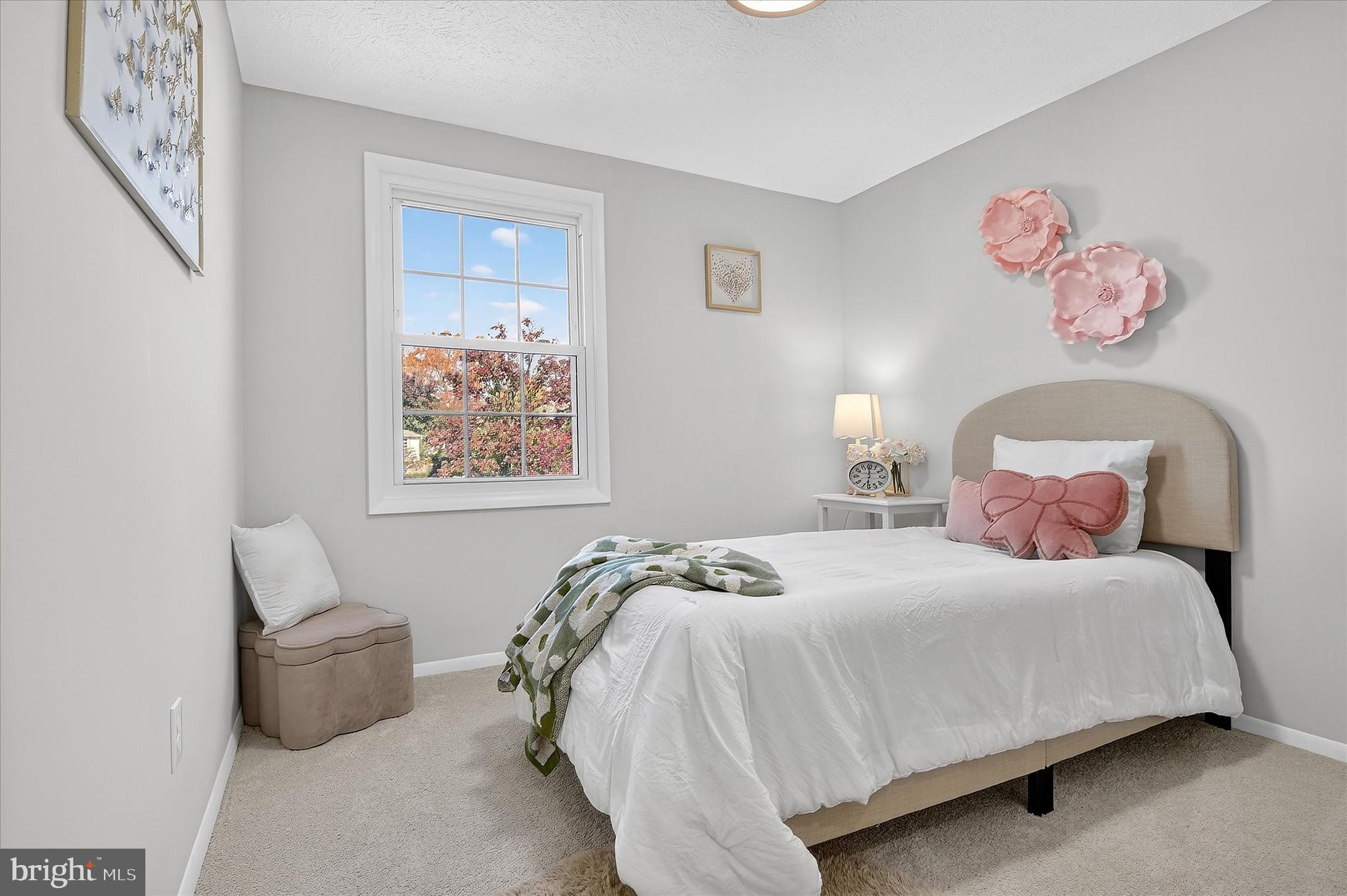 3681 Masthead Trail Triangle, VA 22172 - Photo 28 of 40 a bedroom with a bed and a painting on the wall