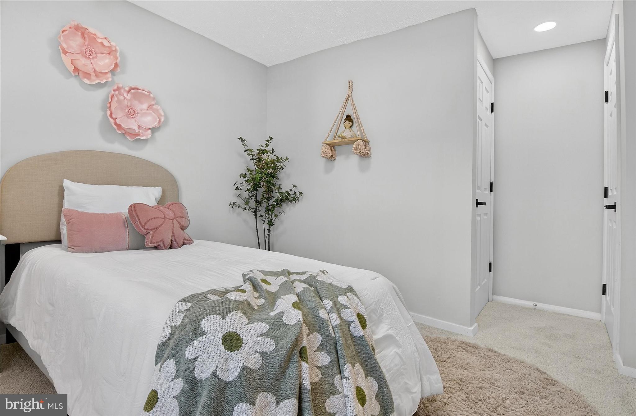 3681 Masthead Trail Triangle, VA 22172 - Photo 29 of 40 a bedroom with a bed and a chandelier