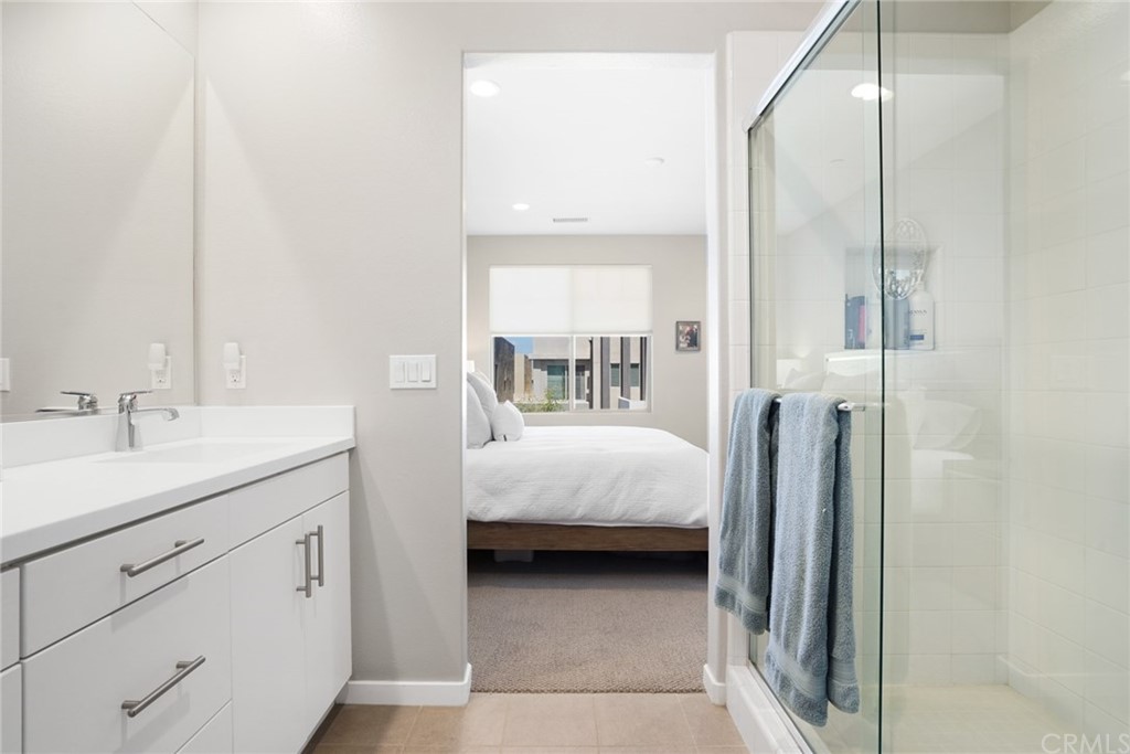 237 Magnet Irvine, CA 92618 - Photo 15 of 22 a en suite bathroom with a double vanity sink a mirror and a bathtub