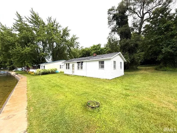 $295,000 | 7080 South 80th Street East, Wolcottville, IN 46795