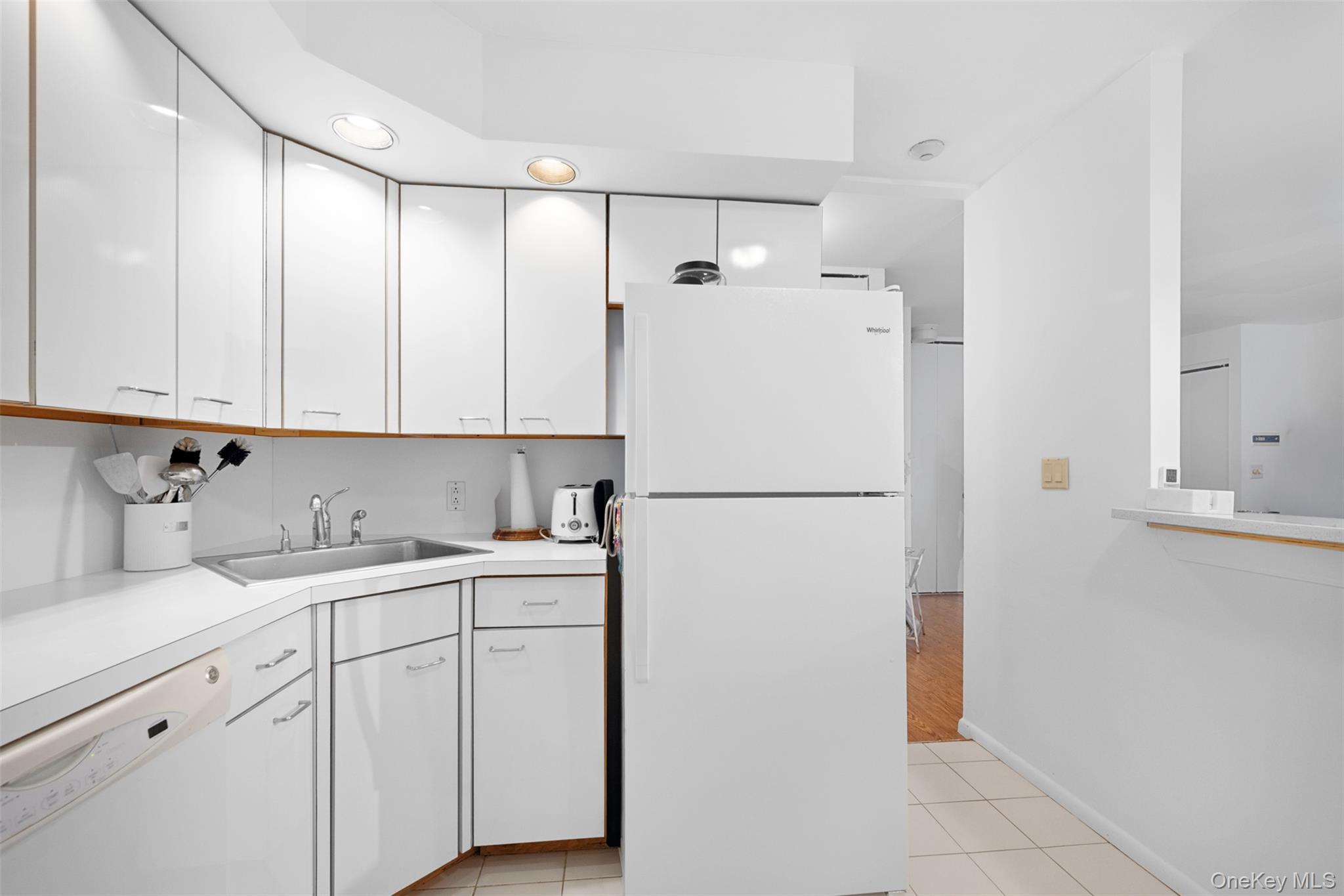 141 Great Neck Road, Unit 2H Great Neck, NY 11021 - Photo 14 of 22 Gallery Image 14