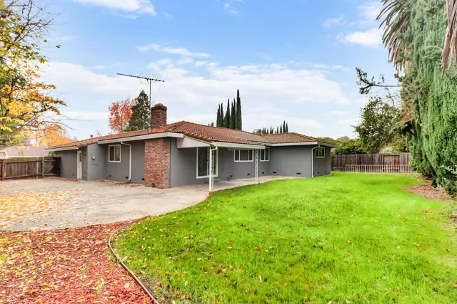 a view of a house with a yard