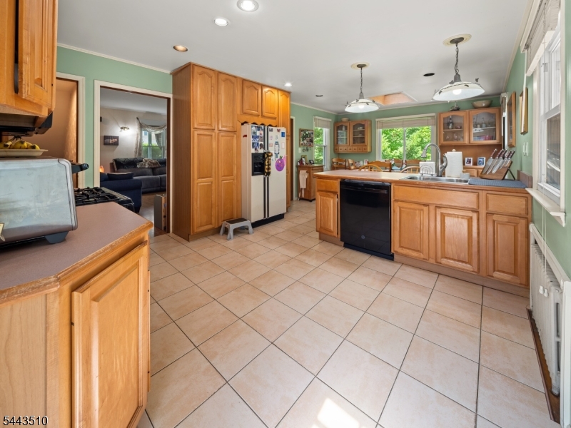 39 Union Place Bloomfield, NJ 07003 - Photo 11 of 35