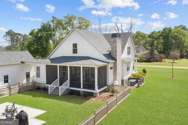 a view of a house with backyard and garden