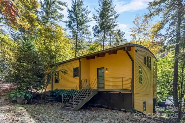 a view of a house with backyard