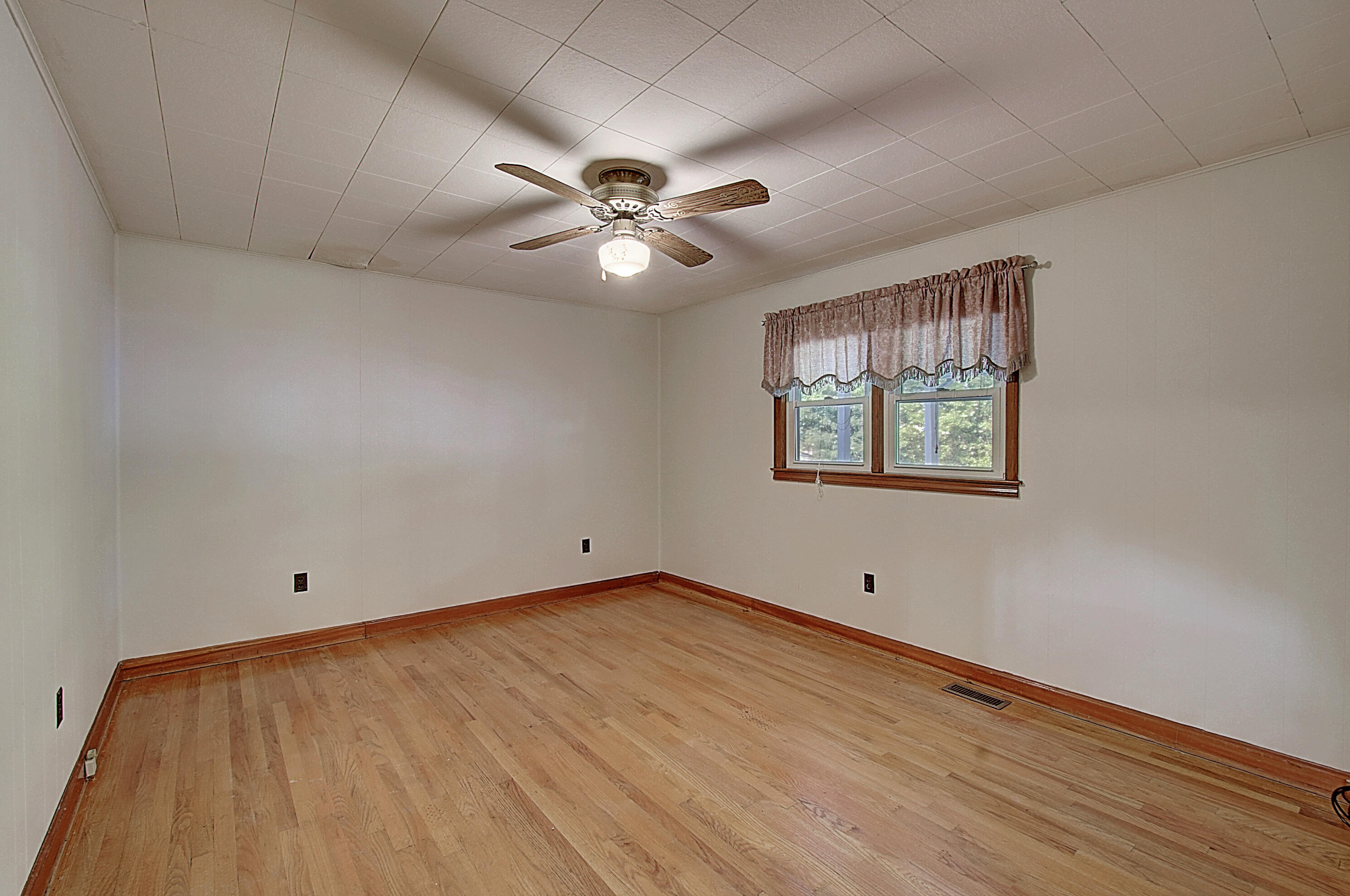 113 Bill Lowe Road Elizabethton, TN 37643 - Photo 13 of 40 DSC_0148And8more