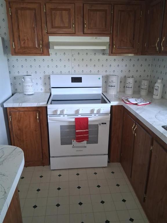 110 Pecan Street Gloster, LA 71030 - Photo 3 of 7 a stove top oven sitting inside of a kitchen