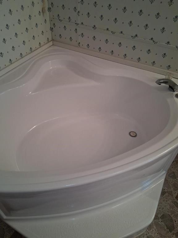 110 Pecan Street Gloster, LA 71030 - Photo 5 of 7 a bathroom with a bathtub