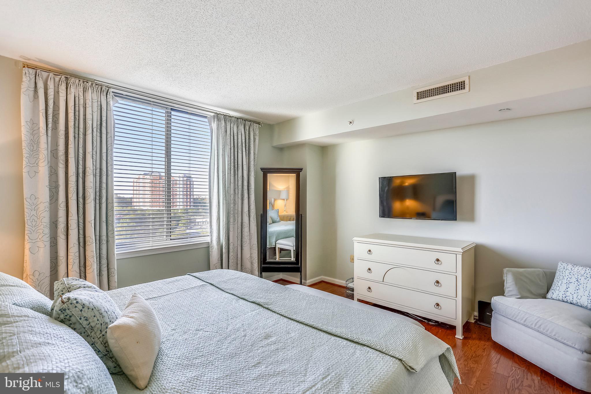 11710 Old Georgetown Road, Unit 901 North Bethesda, MD 20852 - Photo 12 of 32 Netral decor and great views from the master bdrm