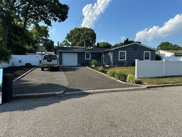 $729,999 | 7 Amherst Road, Ronkonkoma, NY 11779