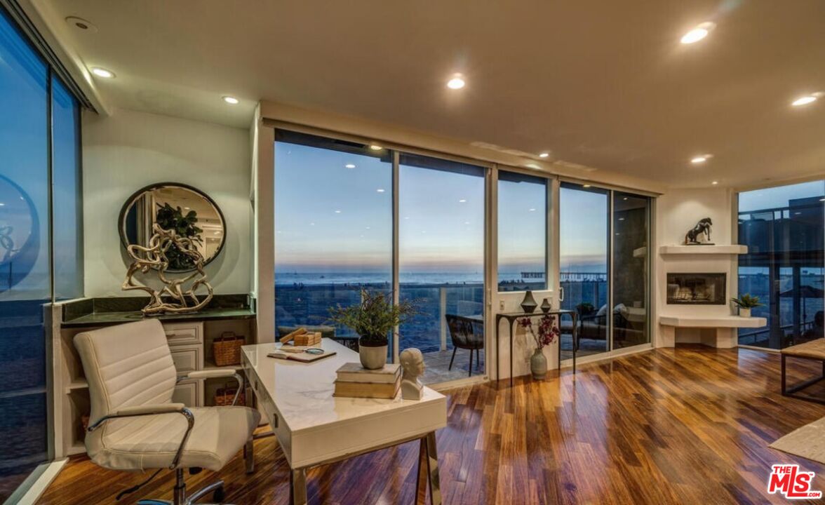 3711 Ocean Front Walk, Unit 2 Marina del Rey, CA 90292 - Photo 20 of 34 Gallery Image 20