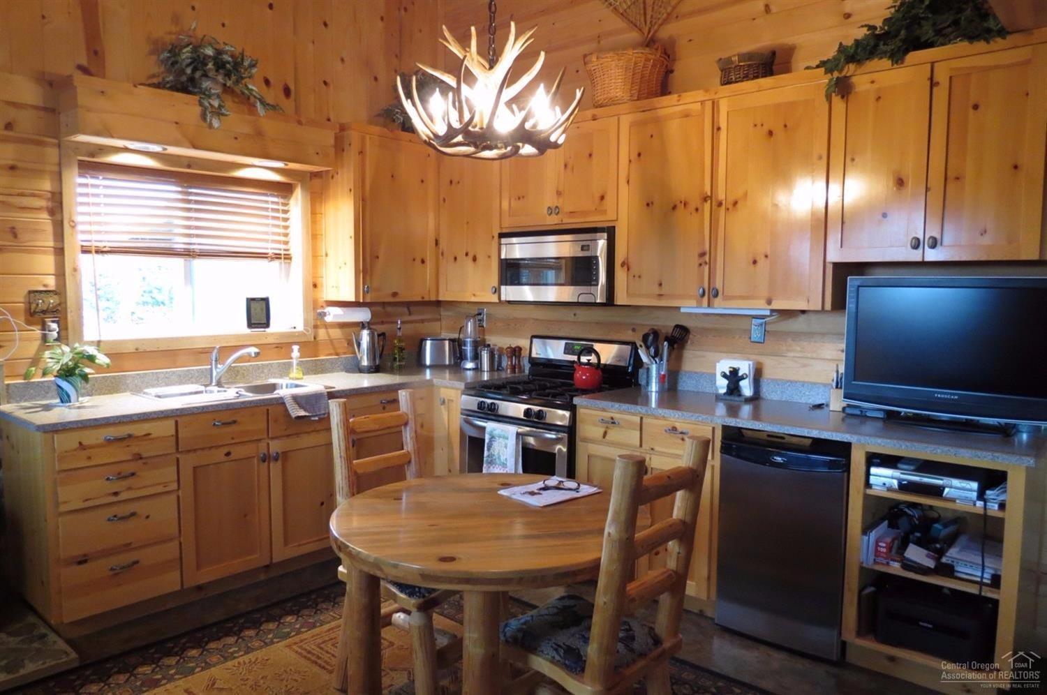 10486 Ridgeview Road Prineville, OR 97754 - Photo 19 of 25 guest quarters
