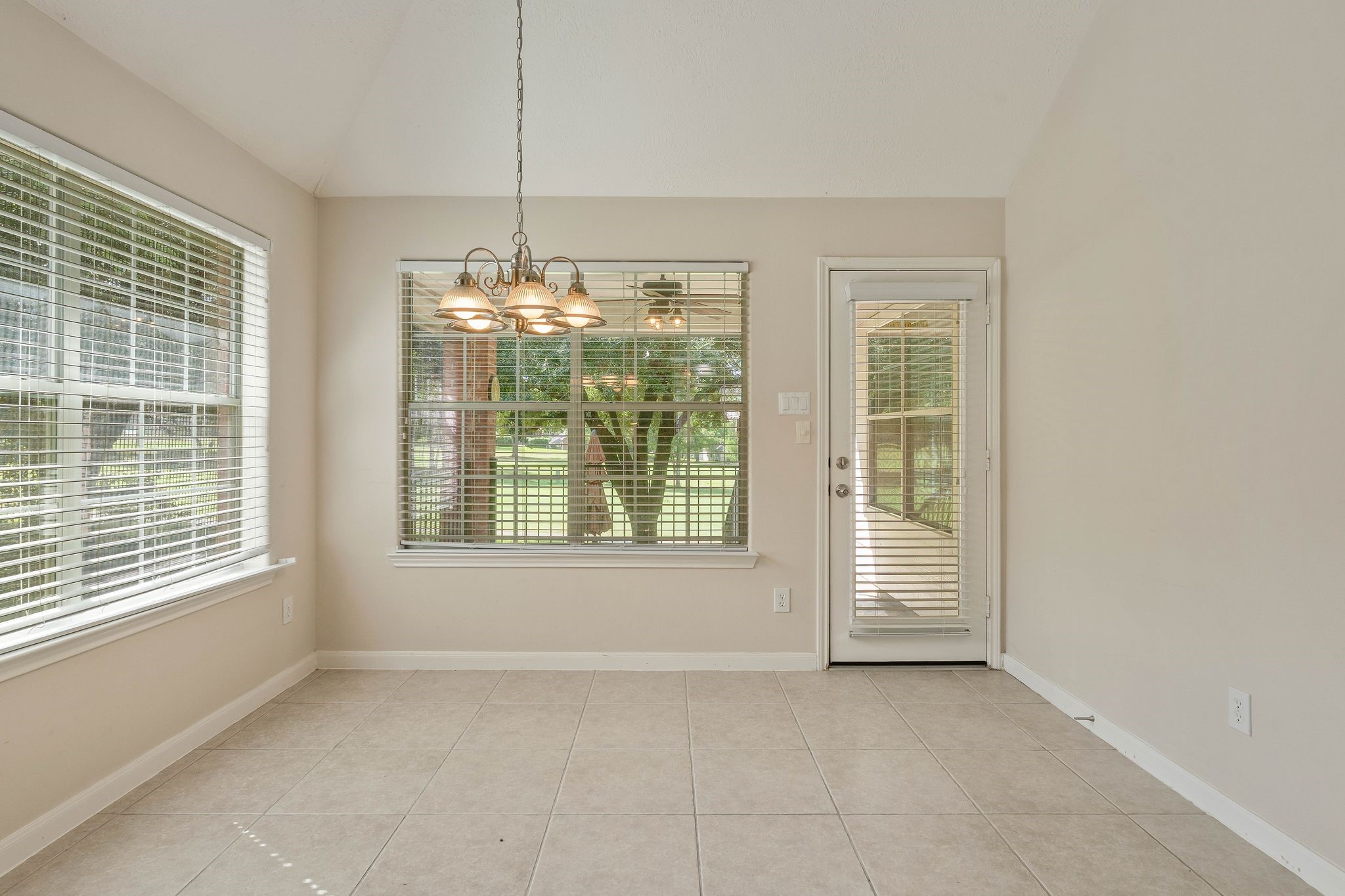 166 April Cove Montgomery, TX 77356 - Photo 14 of 37