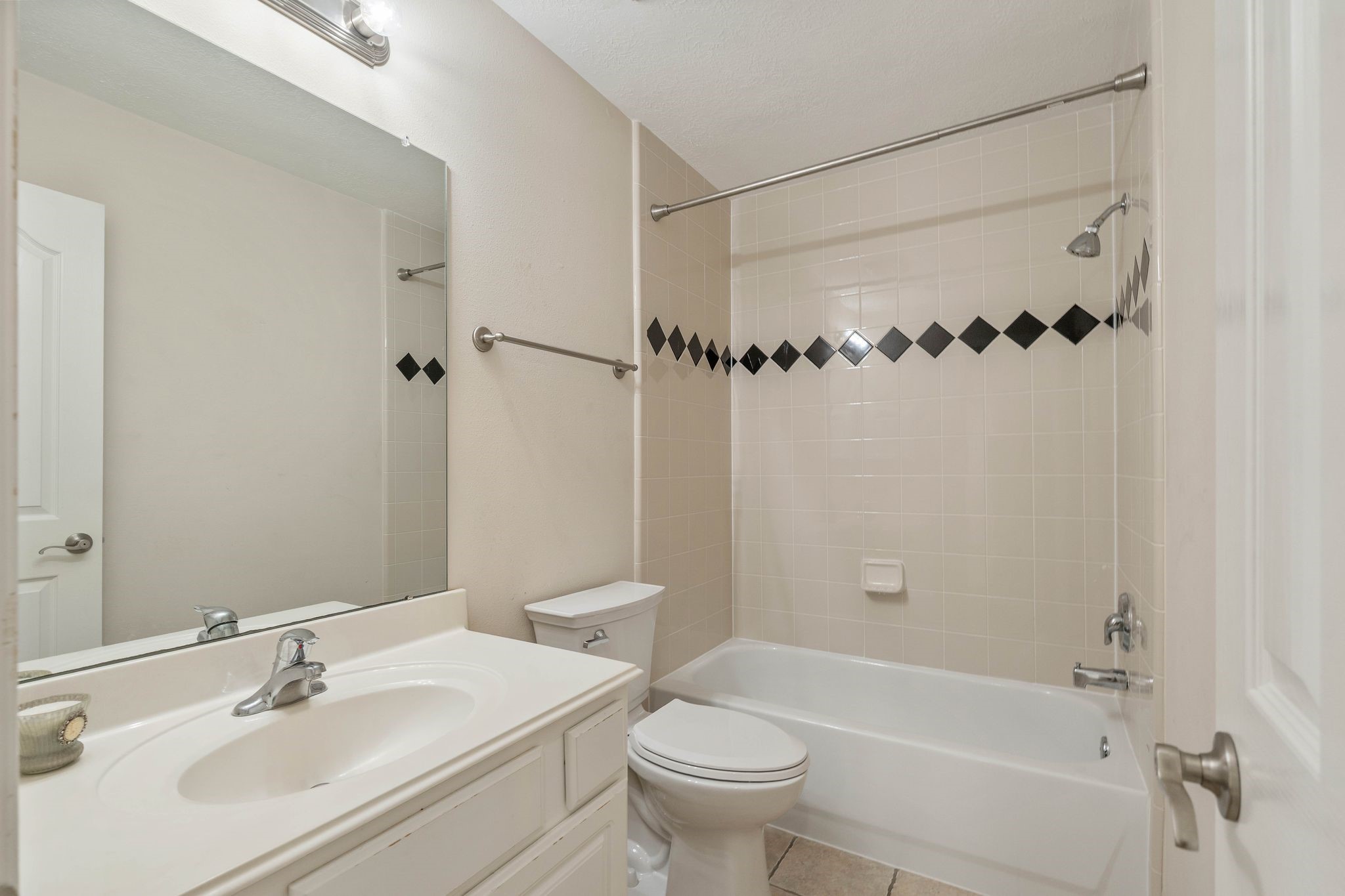 166 April Cove Montgomery, TX 77356 - Photo 25 of 37 Secondary bath with tub/shower combination and clean, neutral finishes.