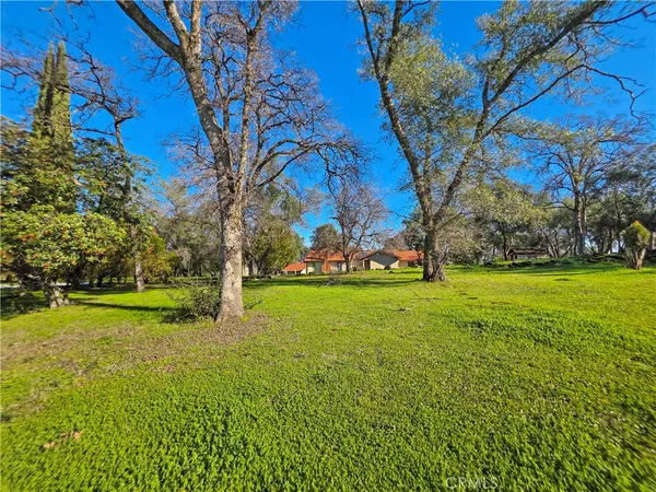 a view of a house with backyard