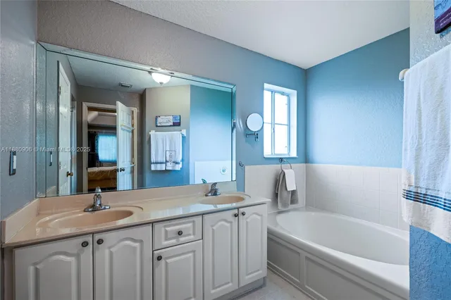 $755,000 | 13704 South Garden Cove Circle, Davie, FL 33325