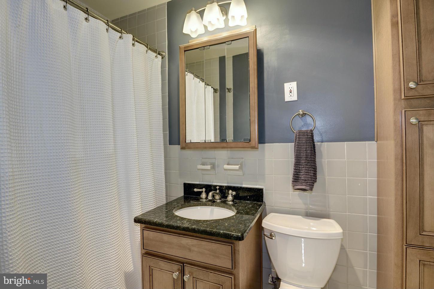 2829 Connecticut Avenue Northwest, Unit 114 Washington, DC 20008 - Photo 13 of 17 Renovated bath