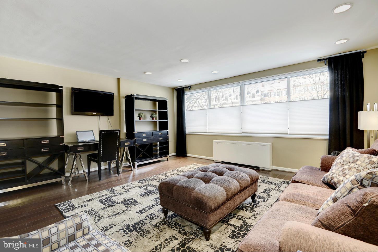 2829 Connecticut Avenue Northwest, Unit 114 Washington, DC 20008 - Photo 8 of 17 Living Room