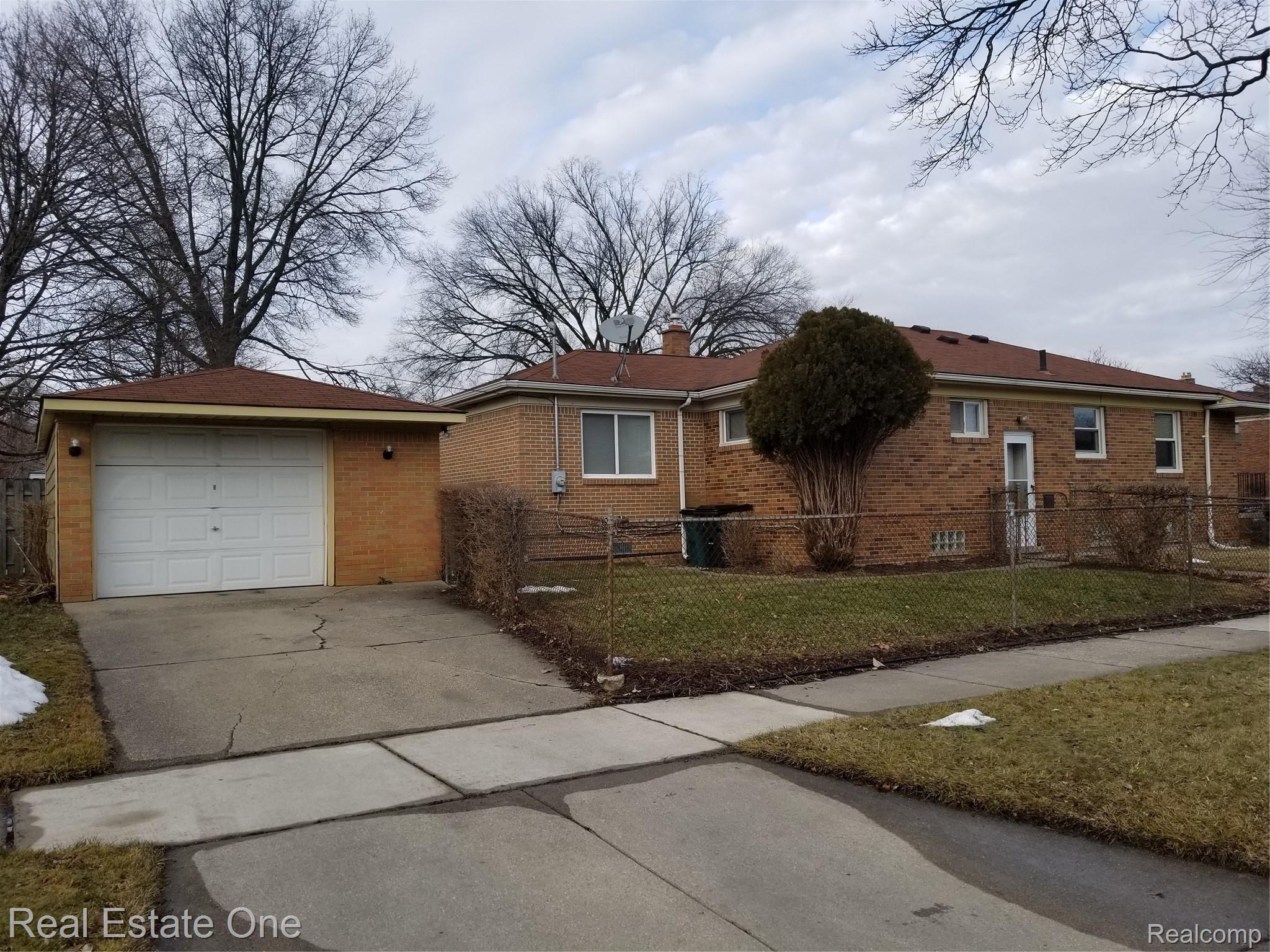 24601 Scotia Road Oak Park, MI 48237 - Photo 4 of 30 side view.jpg