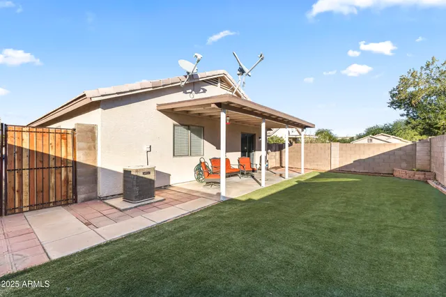 a view of a house with backyard and porch