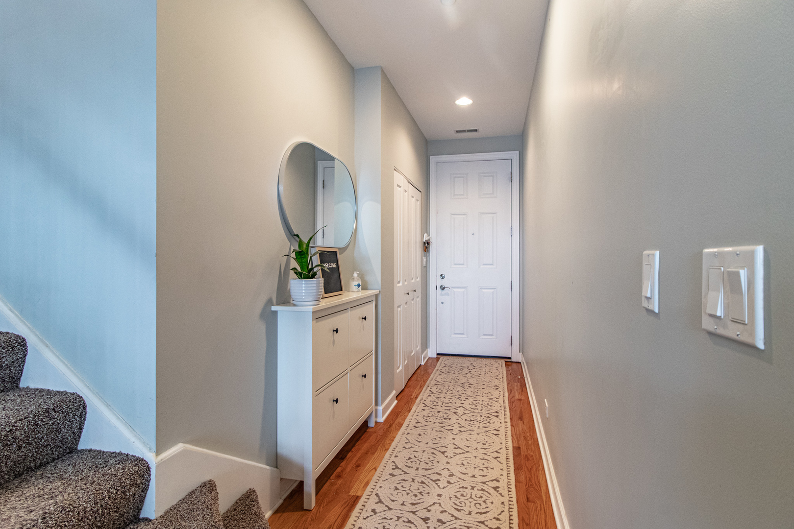 48 Northfield Terrace Wheeling, IL 60090 - Photo 6 of 36 a bathroom with a sink and a mirror