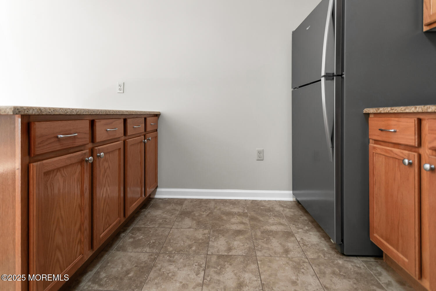 325 Regency Place Woodbridge, NJ 07095 - Photo 14 of 37 an empty room with closet