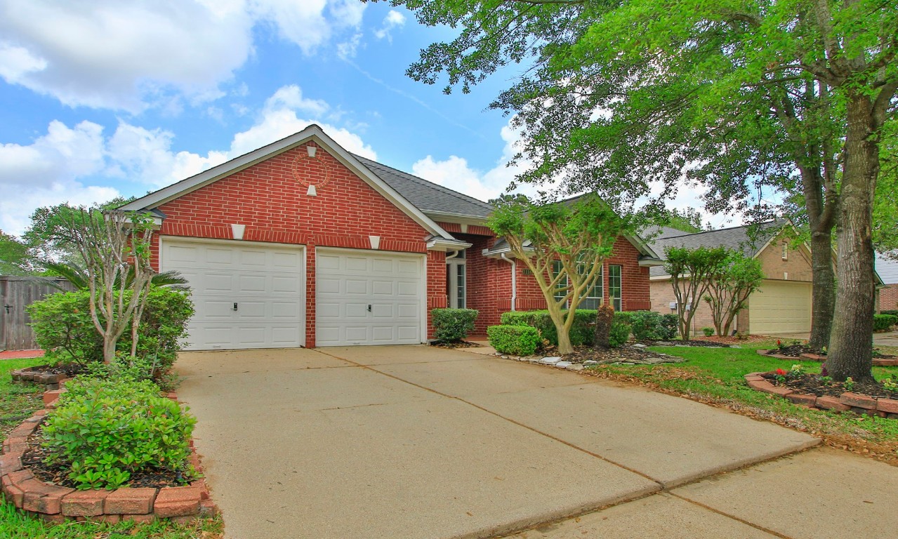 1114 Bringewood Chase Drive Spring, TX 77379 - Photo 4 of 49 Freshly power washed driveway and sidewalk