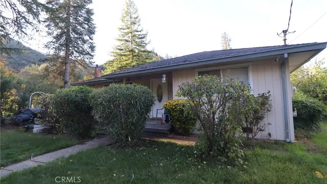a view of a back yard of the house