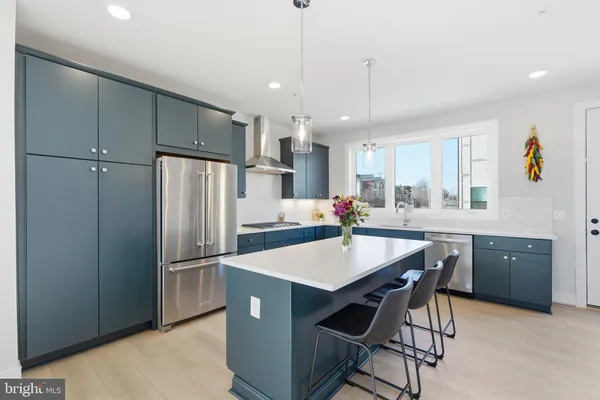 $975,000 | 4901 Eisenhower Avenue, Alexandria, VA 22304