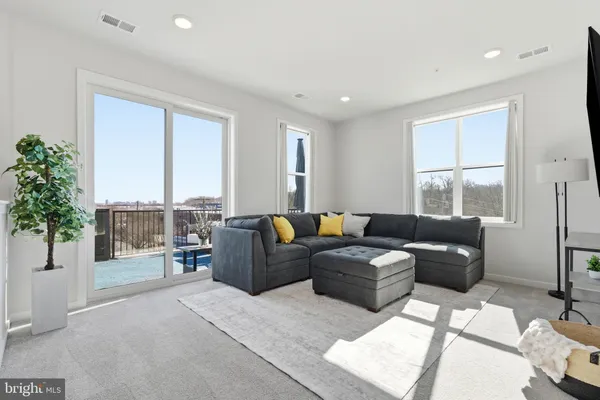 $975,000 | 4901 Eisenhower Avenue, Alexandria, VA 22304