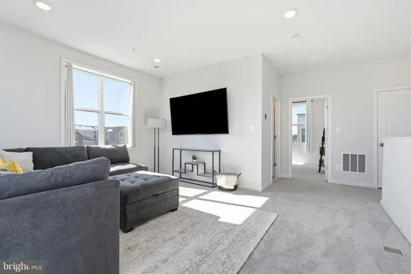 $975,000 | 4901 Eisenhower Avenue, Alexandria, VA 22304