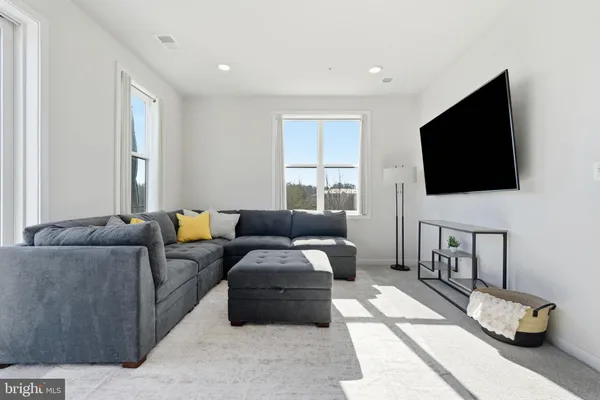 $975,000 | 4901 Eisenhower Avenue, Alexandria, VA 22304