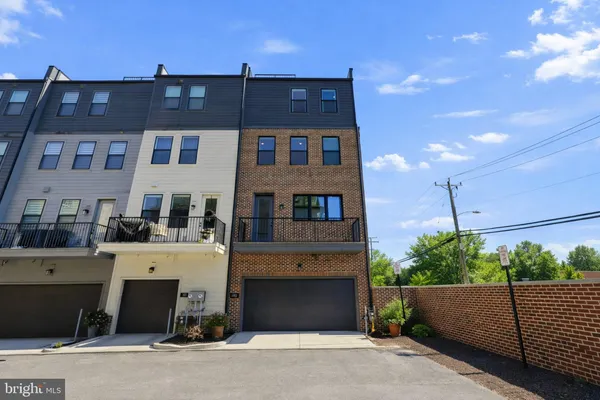 $975,000 | 4901 Eisenhower Avenue, Alexandria, VA 22304