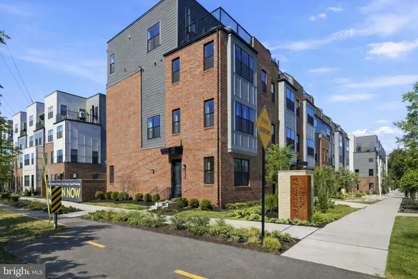 $975,000 | 4901 Eisenhower Avenue, Alexandria, VA 22304