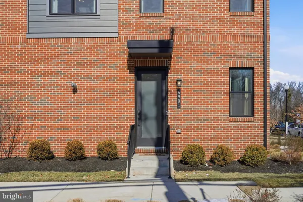 $975,000 | 4901 Eisenhower Avenue, Alexandria, VA 22304