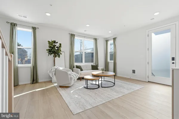 $975,000 | 4901 Eisenhower Avenue, Alexandria, VA 22304