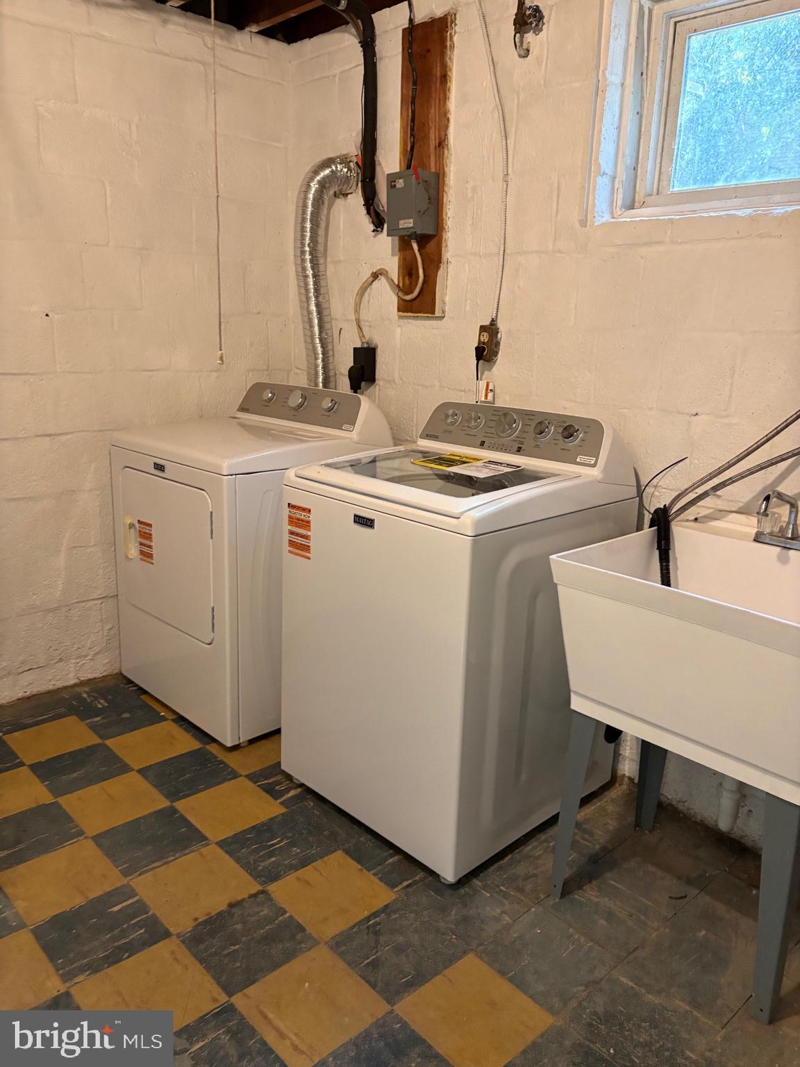 3222 13th Road South Arlington, VA 22204 - Photo 18 of 18 a utility room with dryer and washer