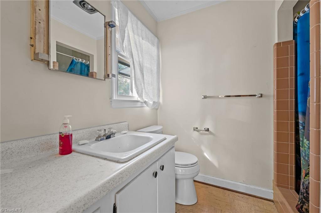 6203 Roblyn Road Greensboro, NC 27410 - Photo 14 of 31