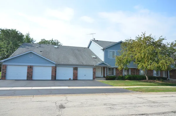 $2,095 | 1661 Commodore Court, Unit 3, Schaumburg, IL 60193