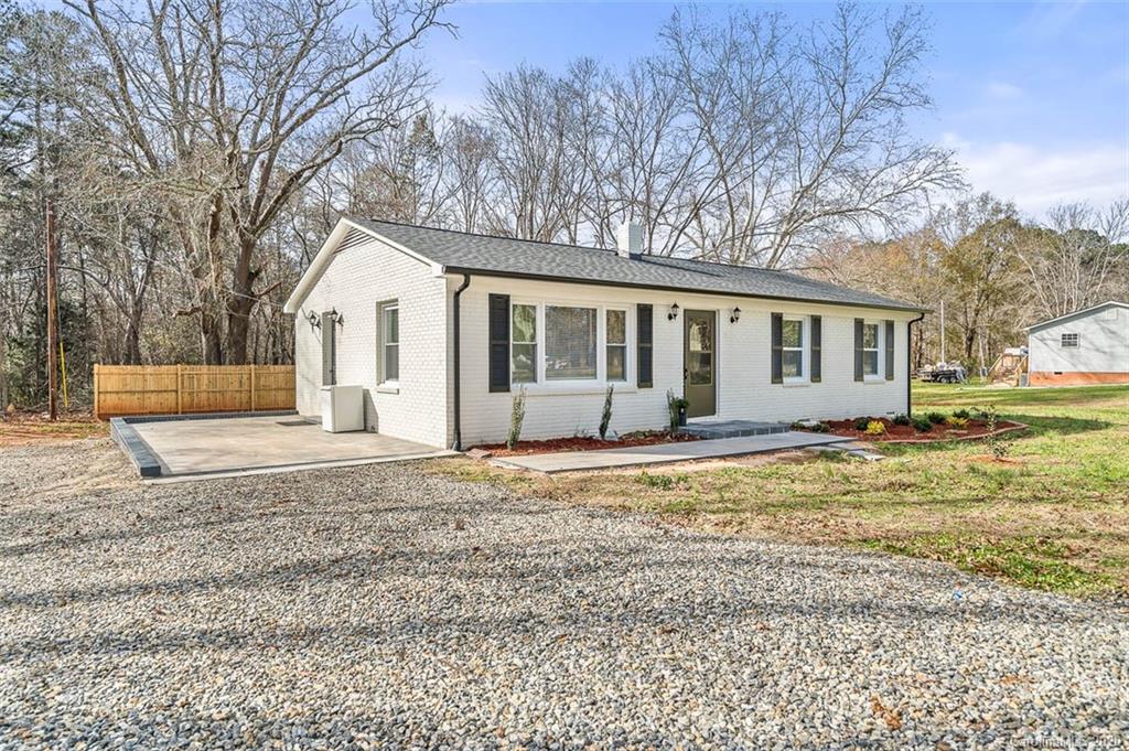 1023 Alexis High Shoals Road Dallas, NC 28034 - Photo 2 of 23 Gallery Image 2