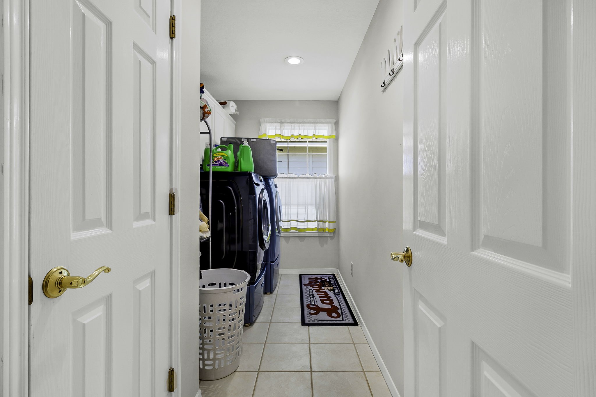 1346 Landing Way Trinity, TX 75862 - Photo 22 of 45 a room that has a mirror and a shower curtain