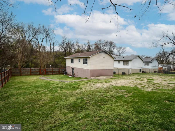 a view of a house with backyard