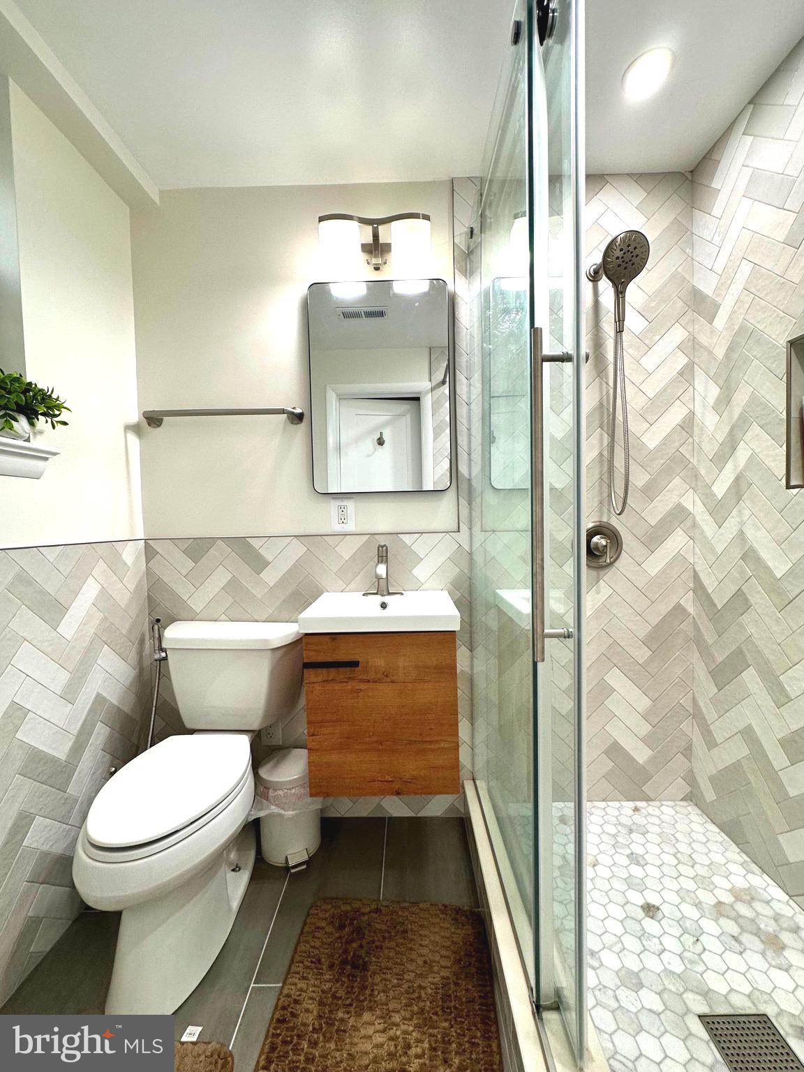 8140 Drayton Lane Springfield, VA 22151 - Photo 73 of 98 a bathroom with a toilet a sink and shower