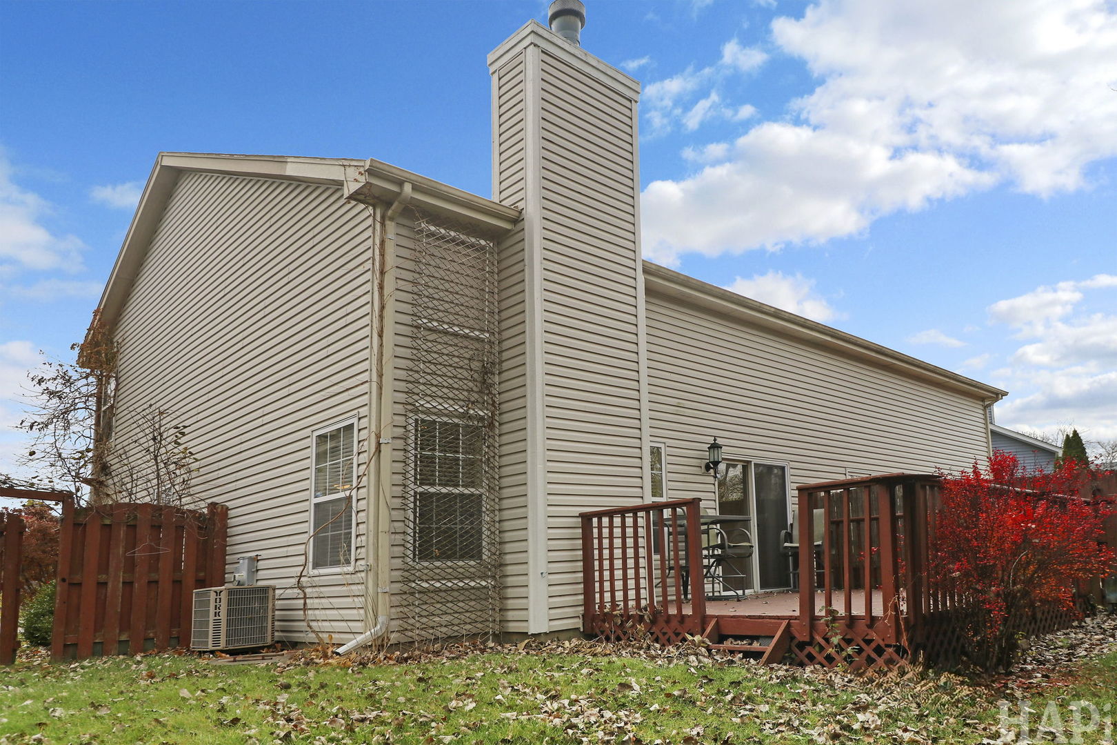 1728 Leeds Court, Unit 1728 Mundelein, IL 60060 - Photo 20 of 23 a front view of a house with a garden