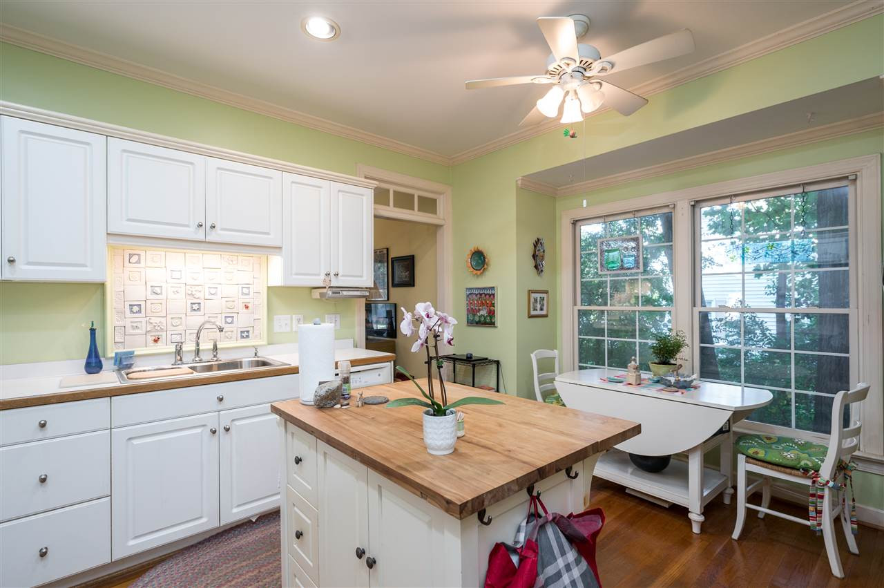 eat-in kitchen